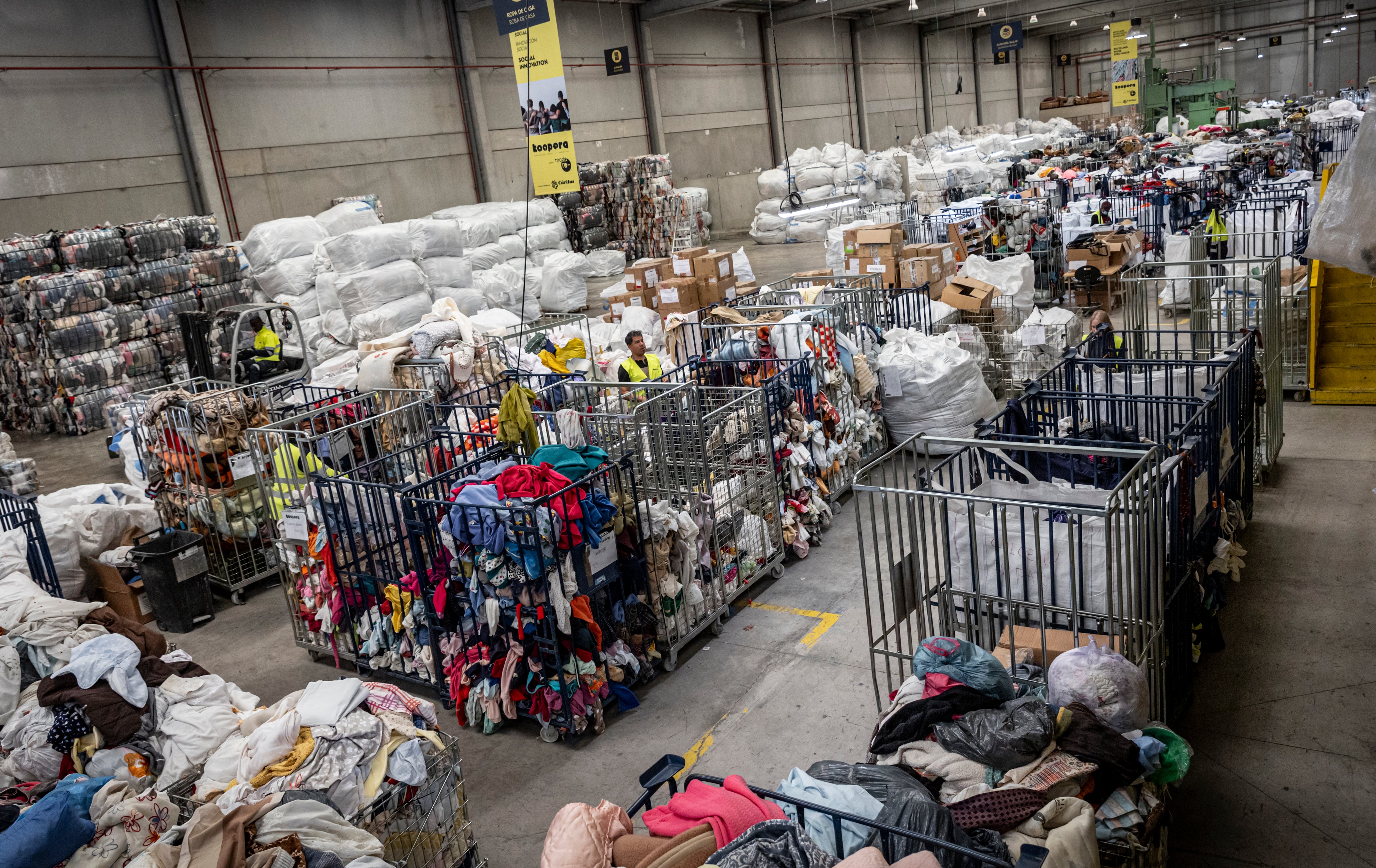 Radiografía de los residuos textiles: apenas se reciclan y el año que viene todos los...