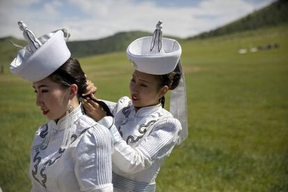 Dos mujeres arreglndose el pelo durante una versin ms corta del festival Naadam en Ulan Bator, Mongolia.