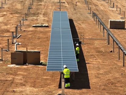 Dos técnicos trabajan en la instalación de un parque solar en Extremadura.