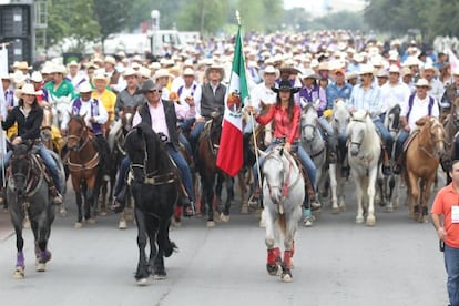 Jaime Rodríguez saluda durante la cabalgata de esta mañana.