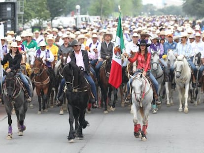 Jaime Rodríguez saluda durante la cabalgata de esta mañana.