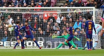 Maximiliano Gómez marca el segundo gol del Celta ante el Barcelona.