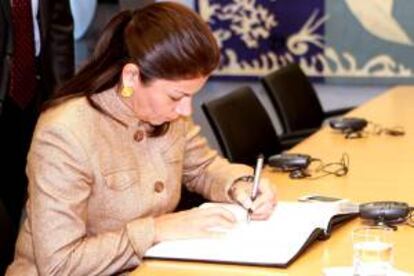 El TLC fue aprobado por el Congreso de forma unánime ayer martes, en su segunda y definitiva votación, y para su entrada en vigencia solo falta que lo firme la presidenta de Costa Rica, Laura Chinchilla (imagen). EFE/Archivo