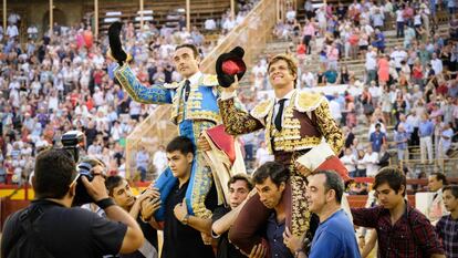 Enrique Ponce y El Juli, a hombros en el cierre de la feria de Hogueras.