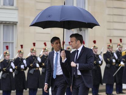 El presidente francés, Emmanuel Macron, y el primer ministro británico, Rishi Sunak, en el Elíseo, este viernes.