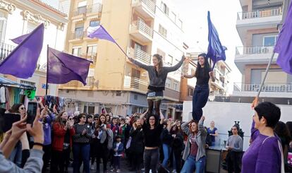 Un grupo de mujeres durante la celebración de este 8 de marzo en Valencia, una jornada de huelga de 24 horas, paros y manifestaciones y concentraciones para denunciar las discriminaciones laborales y salariales que sufren las mujeres, protagosnistas de estos actos reivindicativos.