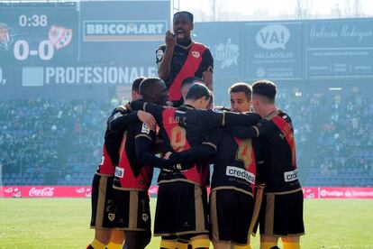 Los jugadores del Rayo festejan el gol de Álvaro Medrán contra el Real Valladolid.