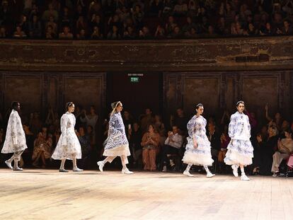 Opulencia barroca en los vestidos de Simone Rocha