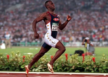 Michael Johnson en la carrera de 200 metros en la que estableció un nuevo récord del mundo (19.32) en los Juegos Olímpicos de Atlanta, el 1 de agosto de 1996.