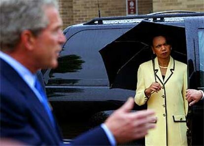 Condoleezza Rice observa mientras el presidente Bush contesta a los periodistas ayer en Fort Hood (Tejas).