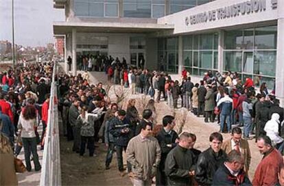 Miles de madrileños acudieron a donar sangre para los heridos del atentado.