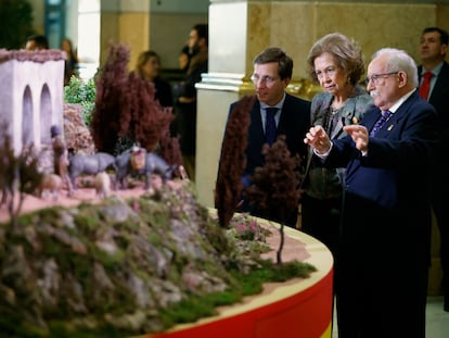 La reina Sofía, acompañada del alcalde José Luis Martínez Almeida, asiste a la inauguración del Belén del Ayuntamiento de Madrid este 23 de noviembre.