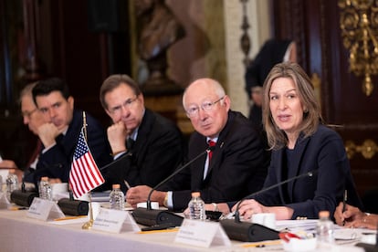 Elizabeth Sherwood-Randall y Ken Salazar en la reunión con autoridades mexicanas y canadienses, el 25 de julio.