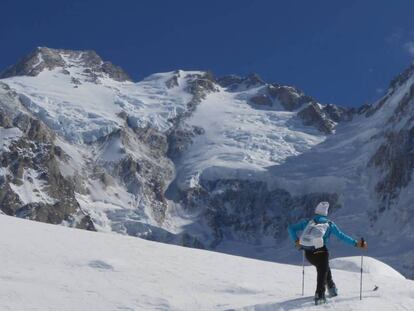 Daniele Nardi frente al espolón Mummery y la cima del Nanga Parbat, durante un reconocimiento en 2014.