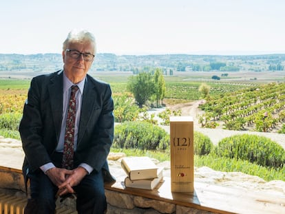 El escritor británico Ken Follet es uno de los miembros de honor del club Valduero La Tenada. En la imagen, junto a una botella del vino premiado y alguno de sus libros.