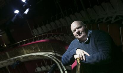 El director teatral Declan Donnellan, en el Teatro Mar&iacute;a Guerrero de Madrid.