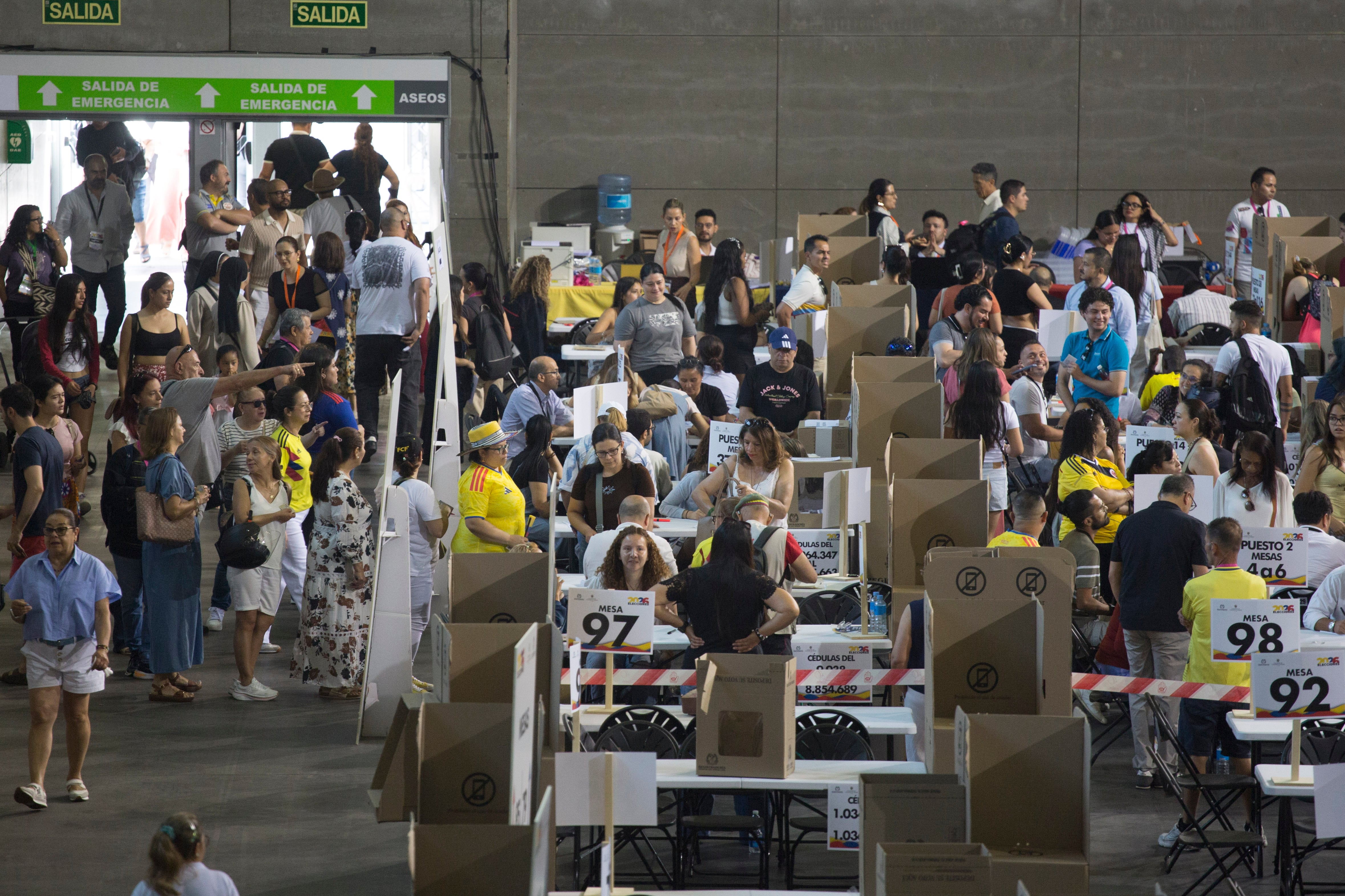 Las mesas de votación en el Pabellón de Convenciones de la Casa de Campo en Madrid.