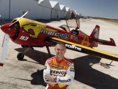 El piloto de vuelo acrobático Cástor Fantoba se prepara para el campeonato de España y del Mundo, ambos en los próximos meses