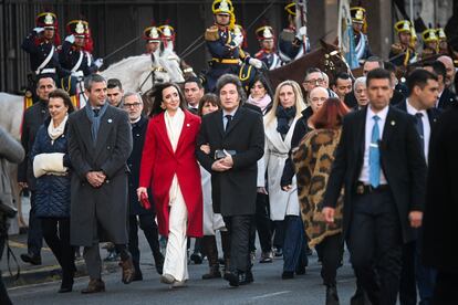 Javier Milei llega al dessfile junto a la vicepresidenta Victoria Villarruel.