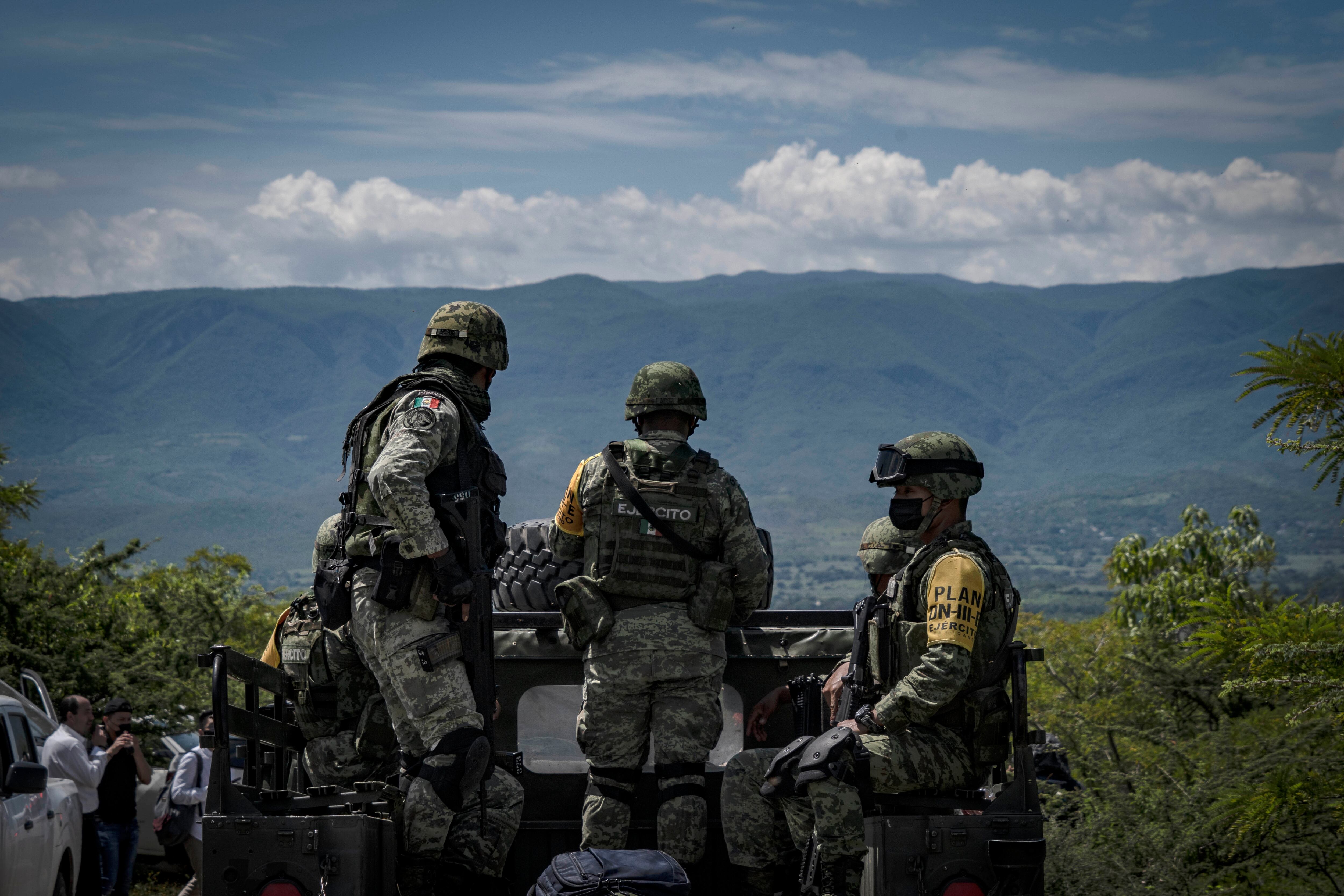 Tres militares en la barranca de La Carnicería, en Cocula (Guerrero), en septiembre de 2021.