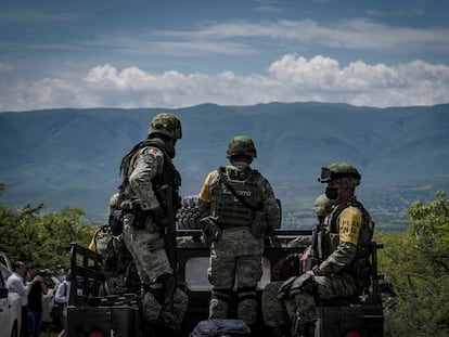 Elementos del Ejército en la Barranca de la Carnicería, en Cocula, Estado de Guerrero, donde fueron hallados restos óseos de dos estudiantes de Ayotzinapa, en septiembre de 2021.