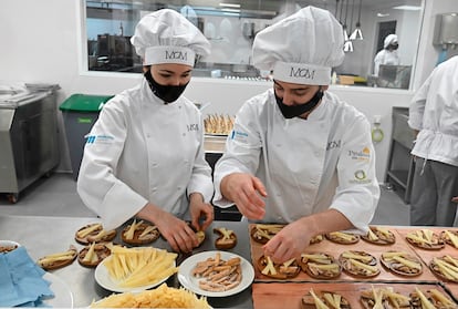 Dos estudiantes de FP en un centro de Madrid.