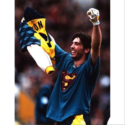 Buffon celebra uma vitória contra a Inter de Milão, em 1998, com a camisa do Super-Homem, que costumava levar por baixo do uniforme.