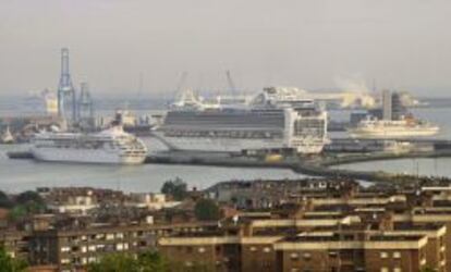 Vista de los muelles del Puerto de Bilbao, en el municipio vizcaíno de Getxo.