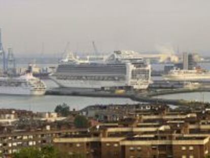 Vista de los muelles del Puerto de Bilbao, en el municipio vizca&iacute;no de Getxo.