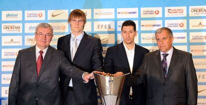 Kazlauskas y Kirilenko, por el CSKA, y Diamantidis y Obradovic, por el Panathinaikos, posan con la Euroliga
