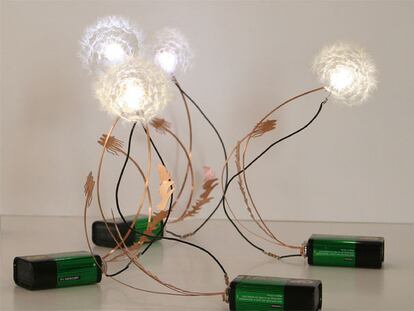 Lámpara que imita a la planta diente de león