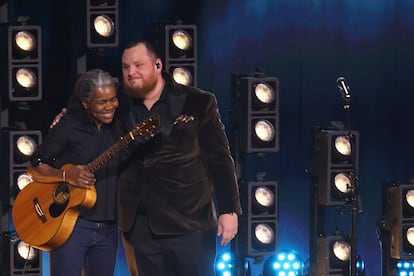 Tracy Chapman y Luke Combs, en el escenario de los 66º Premios Grammy.

