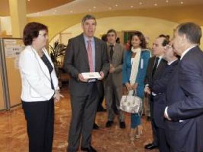 El consejero de Economía y Empleo, Tomás Villanueva (3d), junto al consejero de Educación, Juan José Mateos (d), el rector de la Universidad de Valladolid, Marcos Sacristán (2d), la viceconsejera de Economía, Begoña Hernández (3i), el presidente de Renault España, José Vicente de los Mozos (2i), y la directora de RRHH de Renault Mundial (i), en la segunda edición del programa "Renault Experience".