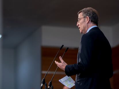 El presidente del PP, Alberto Núñez Feijóo, ofrece una rueda de prensa este jueves en Pozuelo de Alarcón (Madrid).