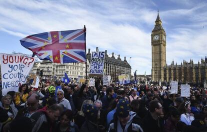 Manifestantes muestran su desacuerdo con el 'Brexit', el 25 de marzo, en Londres.