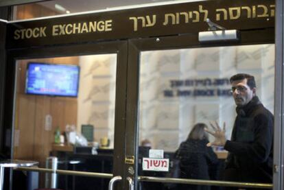 Un hombre sale de la Bolsa de Tel Aviv ayer.