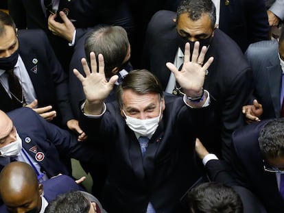 O presidente Jair Bolsonaro acena ao deixar o Congresso Nacional após uma sessão plenária da Câmara dos Deputados, em 3 de fevereiro de 2021.