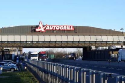 Restaurante de Autogrill en una autopista cerca de Fiorenzuela D'arda (Italia).