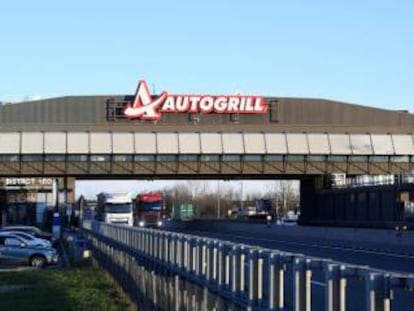 Restaurante de Autogrill en una autopista cerca de Fiorenzuela D'arda (Italia).