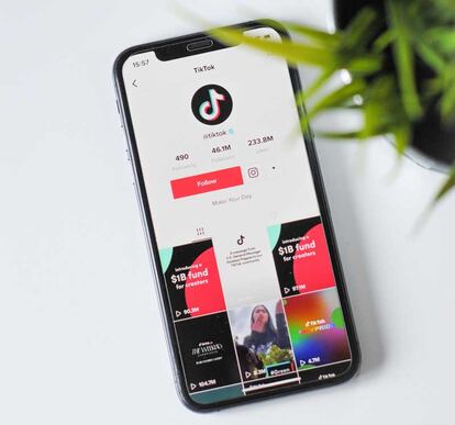 Teléfono móvil con la app de TikTok en ejecución