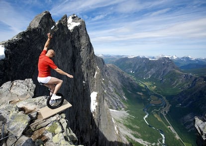 Con monociclo y camisa roja en Trollveggen (Troll Wall) Noruega en 2010. Altura: 1400 metros.