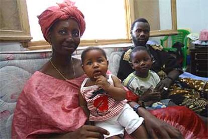 La famila  Diakite, en su vivienda de Roquetas de Mar (Almería)