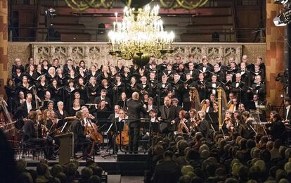 Matthias Goerne (centro), cantando como solista, durante el concierto en Bremen.