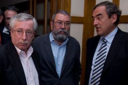 Los secretarios generales de CC OO y UGT, Toxo y Méndez, y el presidente de la patronal, Rosell.