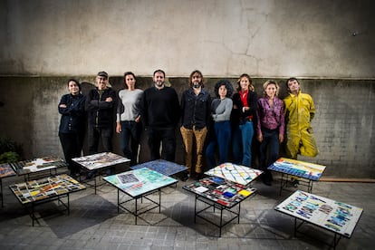 El artista Isidro Blasco, (segundo a la izquierda), junto a los otros artistas contemporáneos que han participado en The Table Project.