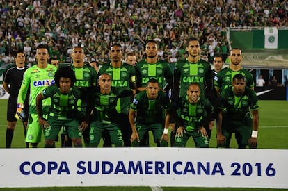 Os jogadores da Chapecoense no início do jogo de volta pelas semifinais da Copa Sulamericana, na Areia Condá de Chapecó (SC), em passado 23 de novembro.