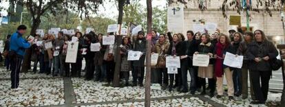 Trabajadores del SAE protestan frente al Parlamento.