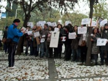 Trabajadores del SAE protestan frente al Parlamento.