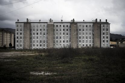 Polígono de viviendas en el barrio de Torneiros (O Porriño). Se construyeron los inmuebles en terrenos municipales que durante la producción masiva de lindano en España fueron utilizados como vertedero de toneladas de desechos contaminantes de Zeltia.