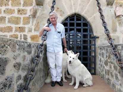 Eduardo Gil Lnag en el puente levadizo de su castillo en Burgos